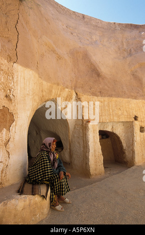 Donna berbera a Berber metropolitana troglodita homestead Matmata Tunisia Foto Stock