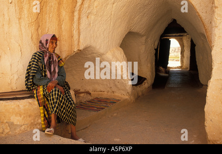 Donna berbera a Berber metropolitana troglodita homestead Matmata Tunisia Foto Stock