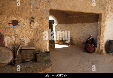 Donna berbera a Berber metropolitana troglodita homestead Matmata Tunisia Foto Stock