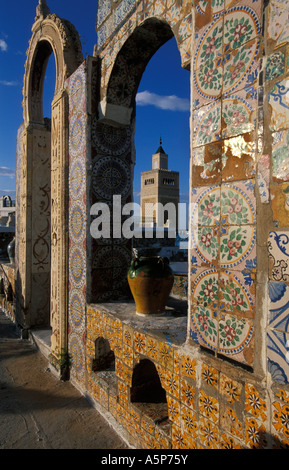 Vista la grande moschea, dal tradizionalmente un terrazza pavimentata la medina di Tunisi Tunisia Foto Stock