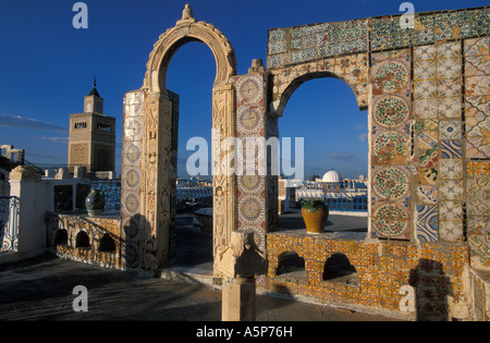 Vista la grande moschea, dal tradizionalmente un terrazza pavimentata la medina di Tunisi Tunisia Foto Stock