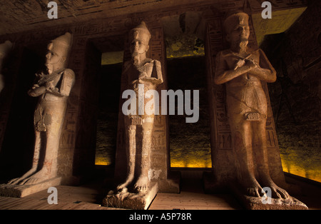 Abu Simbel interno del tempio principale con 8 colonne di Osiride con funzioni di Ramses II, 10m di altezza, Egitto Foto Stock