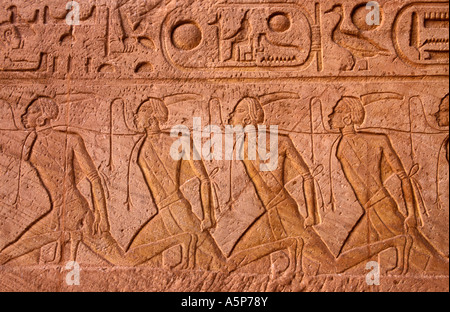 Abu Simbel, bassorilievi raffiguranti i prigionieri, Egitto Foto Stock