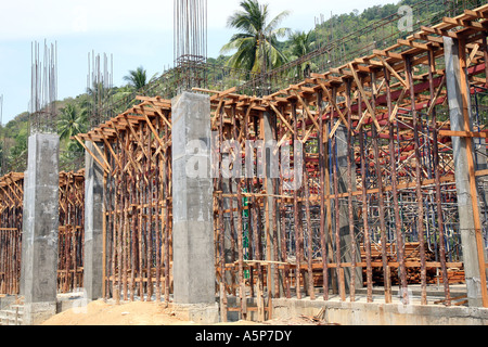 Cemento e impalcature in legno sulla Moschea di nuova costruzione sito Krabi città provincia sud della Thailandia Foto Stock