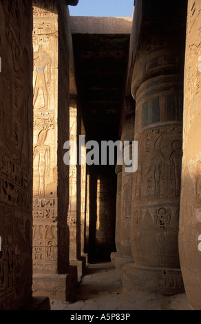 Medinet Habu, colonnati nella seconda corte, Antica Tebe, Luxor, Egitto Foto Stock