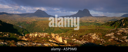 Vista serale di picchi Assynt dal punto di vista vicino Lochan Sgeireach Lochinver Scozia Scotland Foto Stock