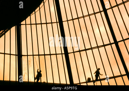Pulire i lavoratori grattacielo atrium windows a Detroit, Michigan, Stati Uniti d'America. Foto Stock