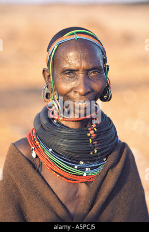 Nonna Rendille indossando il tradizionale collana realizzata da fasci di giraffe tail hair Korr Kenya Settentrionale Africa orientale Foto Stock