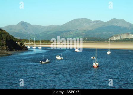 Borth y Gest vicino a Porthmadog viste Afon Glaslyn con piccole imbarcazioni a posti barca ai margini del Parco Nazionale di Snowdonia Foto Stock