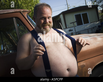 Il sovrappeso uomo con bretelle dal carrello Foto Stock