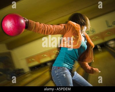 Close-up di una giovane donna in possesso di una palla da bowling Foto Stock