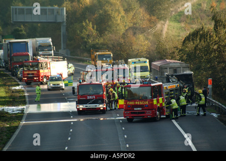 Autostrada M25, i servizi di emergenza che frequentano camion fuoco con code di traffico Foto Stock