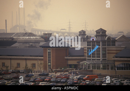 Lakeside Lake Side centro commerciale Thurrock Essex fiume ANNI '90 Tamigi e Dartford Bridge in distanza parcheggio completo 1991 HOMER SYKES Foto Stock