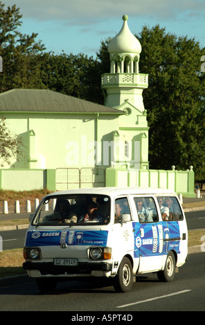 Fatto a Paarl Western Cape South Africa RSA taxi nero e moschea nel centro della città Foto Stock