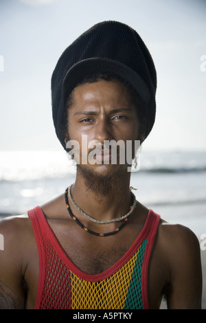 Ritratto di un giovane uomo sorridente Foto Stock