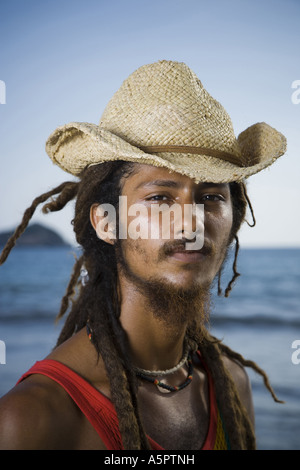 Ritratto di un giovane uomo che indossa un cappello di paglia Foto Stock