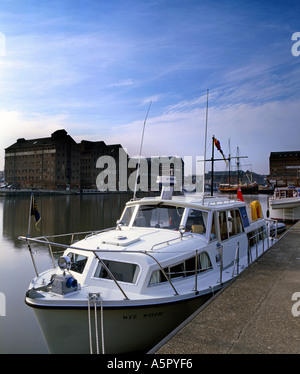 Un cabinato ormeggiata nel bacino principale di Gloucester docks Foto Stock