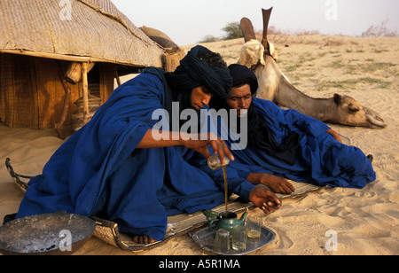 Il Tuareg bere il tè a homestead nel deserto, Timbuktu, Mali Foto Stock