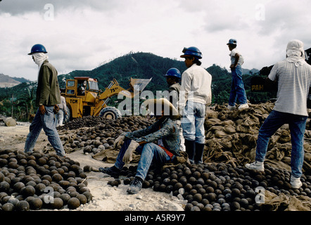 MOUNT PINATUBO DISASTER FEBBRAIO 1991 lavoratori presso il BENQUET CO COPPERMINE ZAMBALES provincia sono il caricamento delle sfere di acciaio per il CR Foto Stock