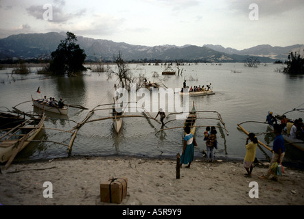 MOUNT PINATUBO DISASTER FEBBRAIO 1991 UNA VISTA DEL LAGO PINATUBO locali con le merci attraversano il lago poco profondo con le barche come esso è Foto Stock