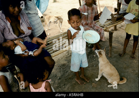 MOUNT PINATUBO DISASTER FEBBRAIO 1991 bambini essendo alimentato con crema di farina e di latte dalla Croce rossa in corrispondenza di un accampamento REFUGUEE Foto Stock