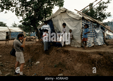MOUNT PINATUBO DISASTER FEBBRAIO 1991 Fotografo AL LAVORO IN MACONDRAY CENTRO DI EVACUAZIONE CON bambini al di fuori della loro tenda Foto Stock