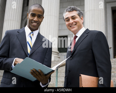 Basso angolo vista di due avvocati sorridente Foto Stock