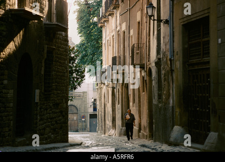 Uomo che cammina nella città vecchia di Vic, CATALUNYA SPAGNA Foto Stock
