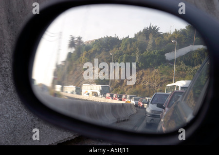 Il traffico tailback ha visto in visione posteriore specchio Foto Stock