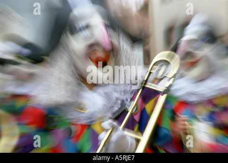 Clown con trombone presso il Carnevale di Basilea Foto Stock