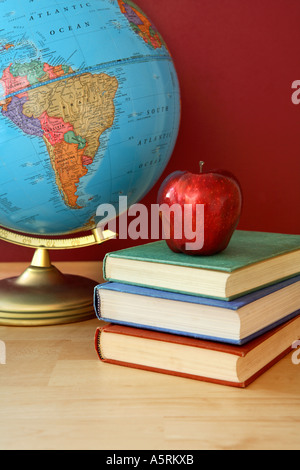 Scuola di vita ancora con globo libri e mela rossa Foto Stock