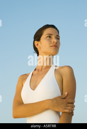 Donna che indossa halter top, ritratto Foto Stock