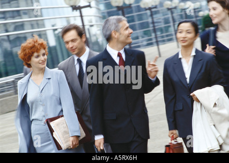 Un gruppo di dirigenti aziendali passeggiate nel parco business Foto Stock