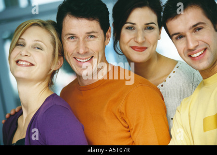 Quattro giovani adulti, casualmente vestito, ritratto Foto Stock