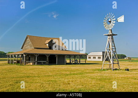 La stalla e il mulino a vento a Ingalls Homestead vicino a De Smet SD dove Laura Ingalls e la sua famiglia ha vissuto nel 1880 Foto Stock