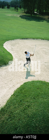 Il Golfer nella buca di sabbia, ad alto angolo di visione Foto Stock