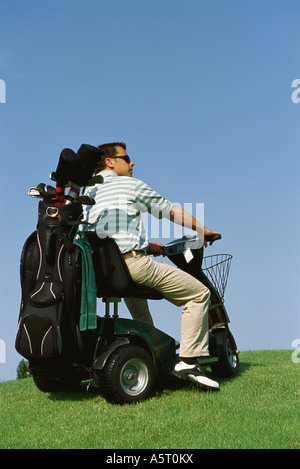 Il Golfer motore elettrico di golf caddy Foto Stock