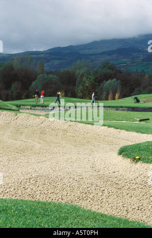 Gli amanti del golf sul campo da golf, sabbia trappola in primo piano Foto Stock