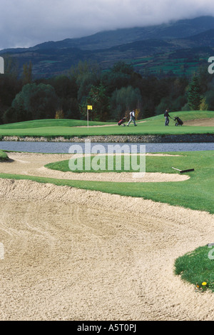 Gli amanti del golf sul campo da golf, sabbia trappola in primo piano Foto Stock