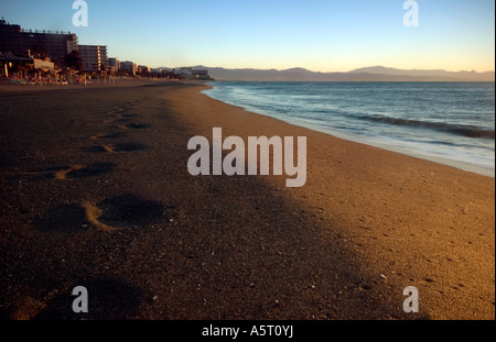 Impronte sulla la spiaggia di Carihuela, Torremolinos, Andalusia, Spagna Foto Stock