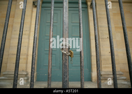 Lucchetto a catena e fissaggio di una porta di metallo Foto Stock