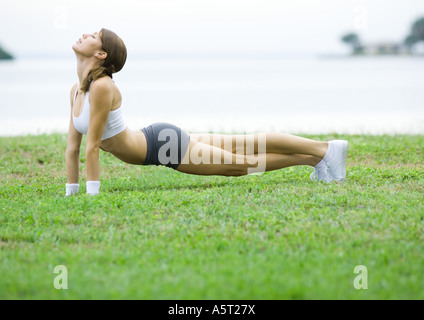Giovane donna che lavora fuori, all'aperto Foto Stock