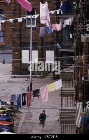 I vestiti da giorno del bucato si asciugano davanti agli appartamenti. Ship Street, Barrow in Furness Cumbria UK 1980s, 1985. HOMER SYKES Foto Stock