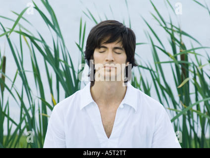 Uomo con gli occhi chiusi Foto Stock