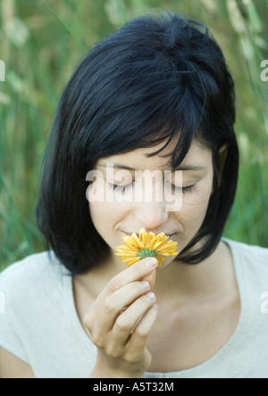 Donna di fiori profumati Foto Stock