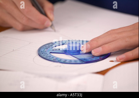 Young Teen boy facendo matematica di lavoro mediante un goniometro Foto Stock