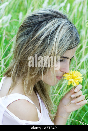 Donna di fiori profumati Foto Stock
