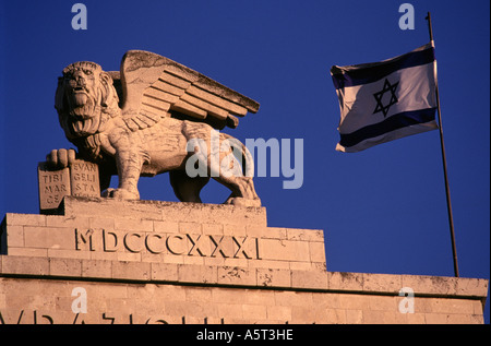 Leone alato statua su Generali building con bandiera Israeliana sbattimenti nel vento, Jaffa Street West Jerusalem Israel Foto Stock