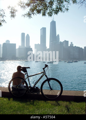 Ciclista godendo della vista del lago Michigan e la skyline di Chicago. Foto Stock