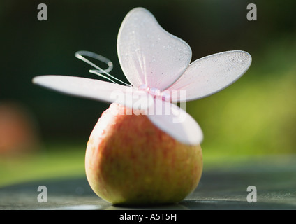 Fake butterfly su apple Foto Stock